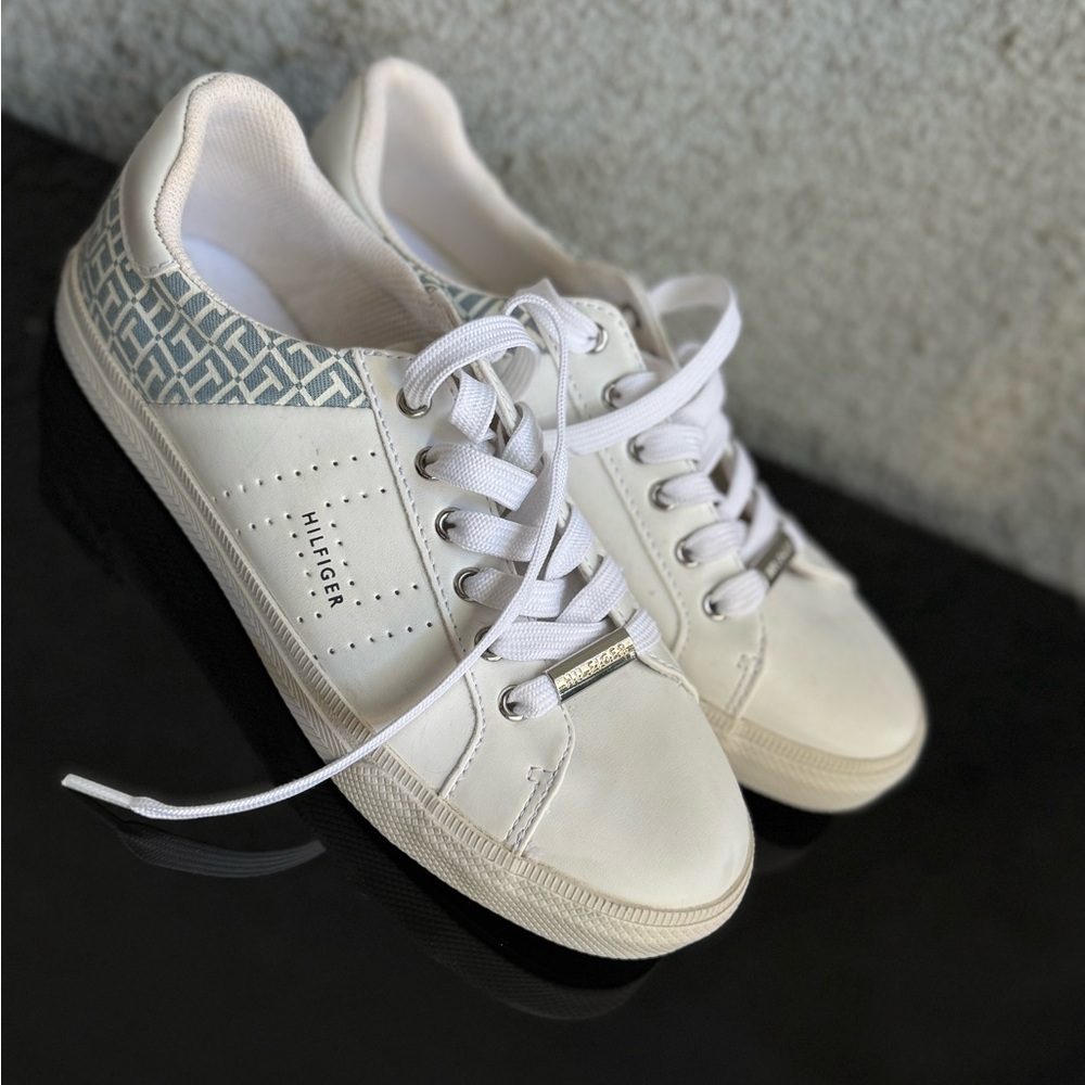 New Tommy Hilfiger Women's Lorio Sneaker size 7 (37.5)